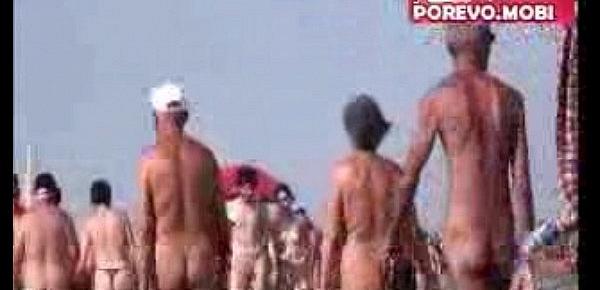  !Nudisty trahayutsya na plyazhe - skrytaya kamera
